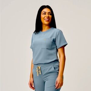 Luuna scrub top xs. Like new.